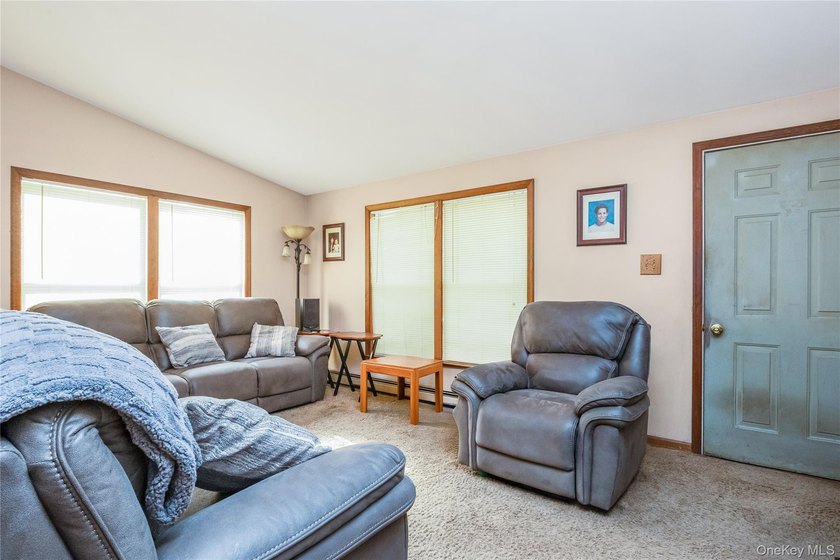Beautiful prefab Ranch built in 1990, situated on a quiet - photo 5