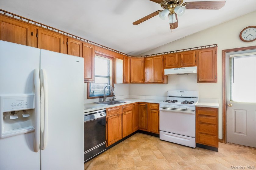 Beautiful prefab Ranch built in 1990, situated on a quiet - photo 10
