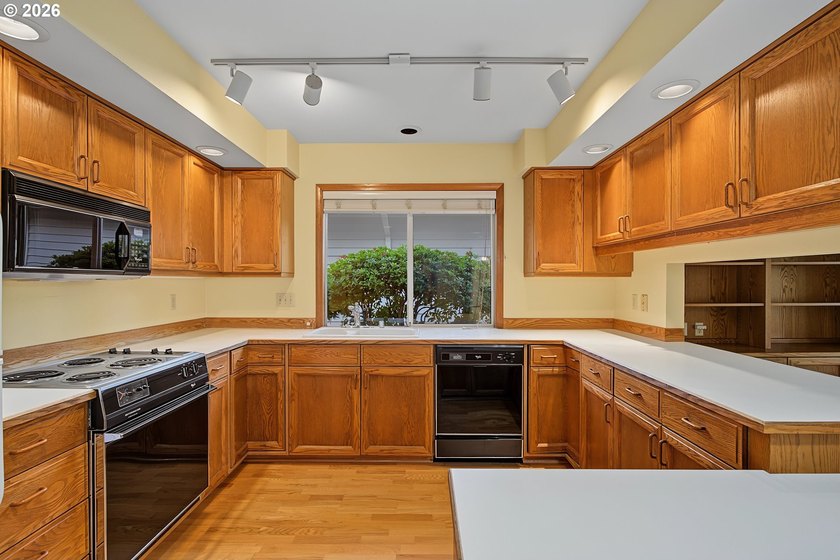 This property is situated on a premier golf course location - photo 15