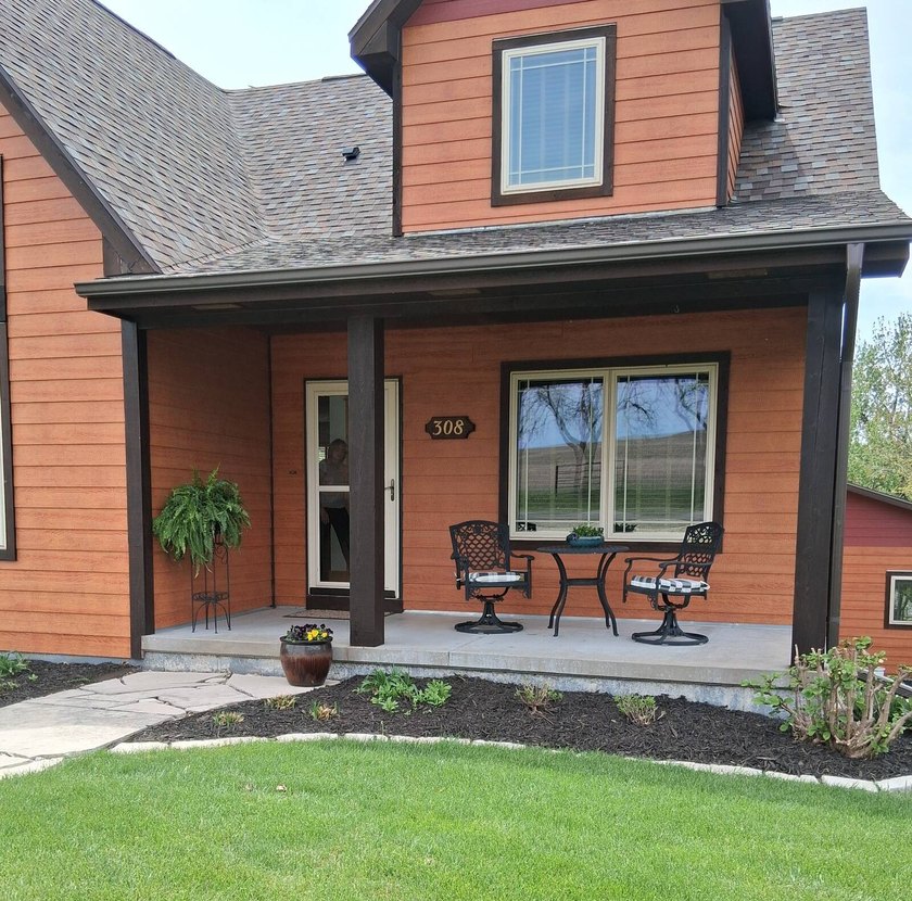 Nestled into a quiet cove, this 1 1/2 story home offers 3 - photo 2