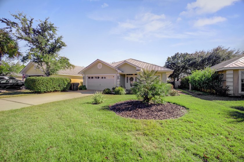 Set within the desirable Driftwood Estates community of Santa - photo 4