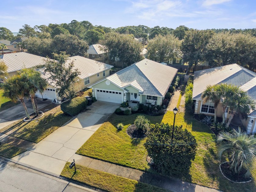 Set within the desirable Driftwood Estates community of Santa - photo 8