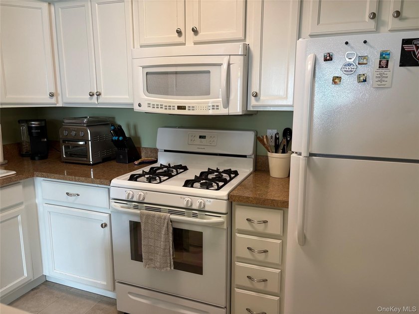 Location! Location! Welcome home to this bright, sparkling clean - photo 4
