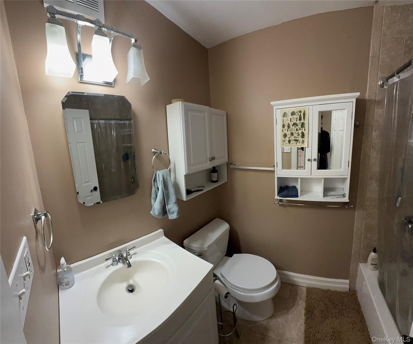 Location! Location! Welcome home to this bright, sparkling clean - photo 9