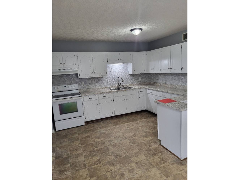 Duplex one Block from three New Restaurants.. Minutes from - photo 7