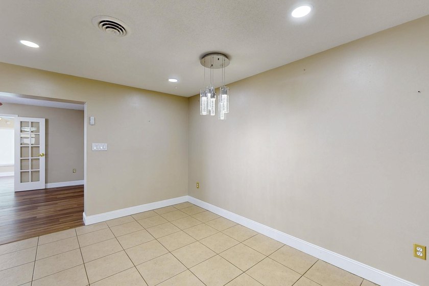 Welcome to this charming three-bedroom, two-bathroom - photo 12
