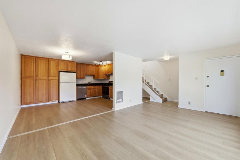 Welcome to a charming 2-bedroom, 1.5-bathroom home located in - photo 13