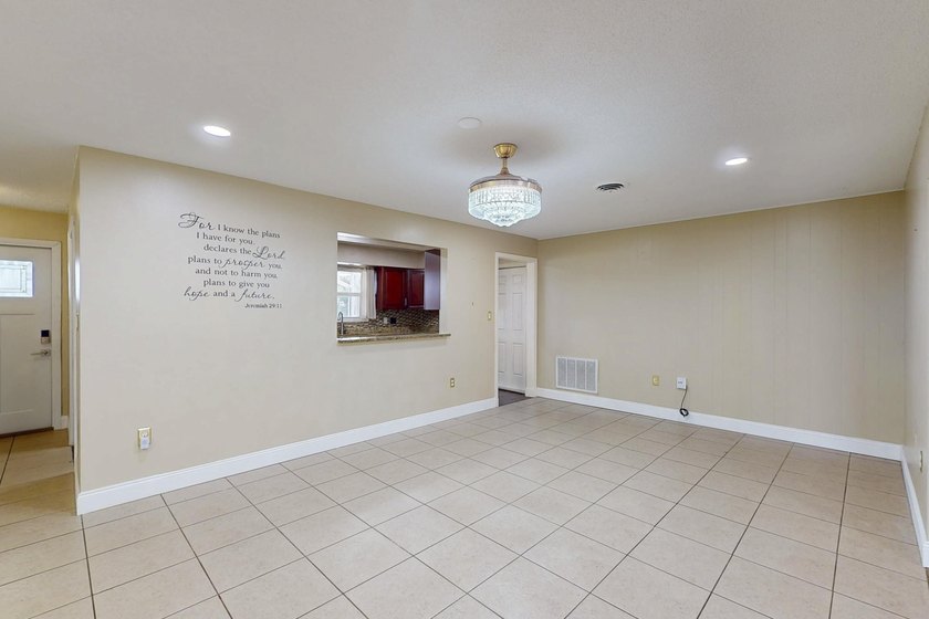 Welcome to this charming three-bedroom, two-bathroom - photo 14