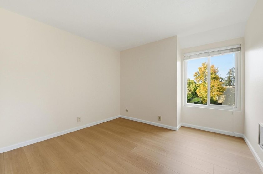 Welcome to a charming 2-bedroom, 1.5-bathroom home located in - photo 15