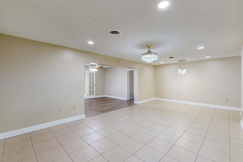 Welcome to this charming three-bedroom, two-bathroom - photo 16