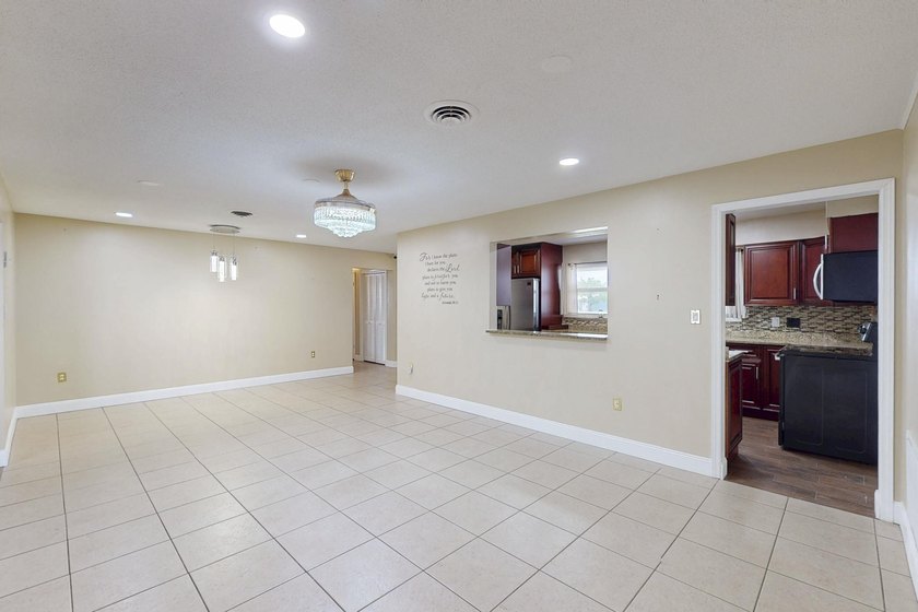 Welcome to this charming three-bedroom, two-bathroom - photo 17