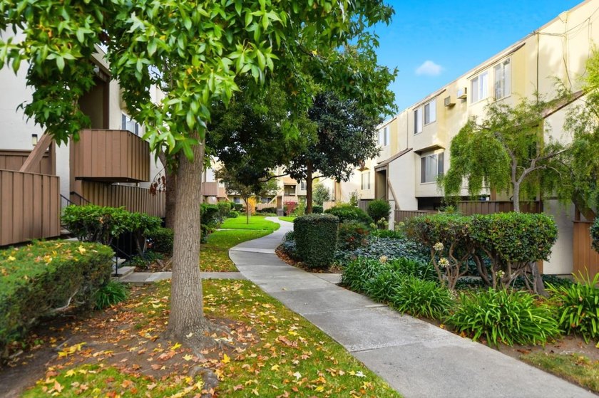Welcome to a charming 2-bedroom, 1.5-bathroom home located in - photo 19