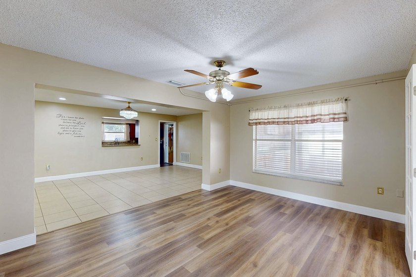 Welcome to this charming three-bedroom, two-bathroom - photo 20