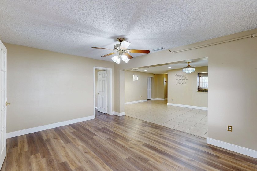 Welcome to this charming three-bedroom, two-bathroom - photo 21