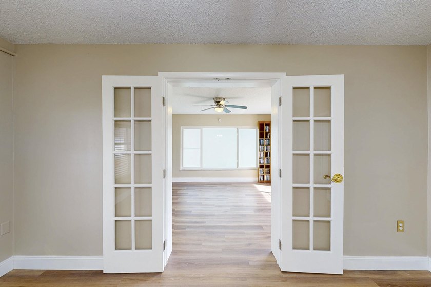 Welcome to this charming three-bedroom, two-bathroom - photo 23