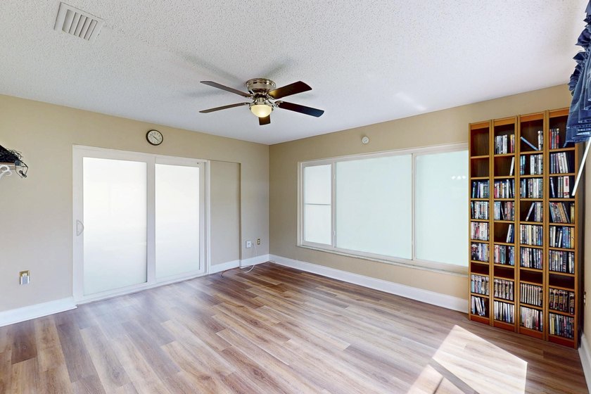 Welcome to this charming three-bedroom, two-bathroom - photo 24