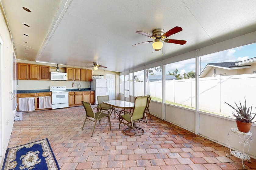 Welcome to this charming three-bedroom, two-bathroom - photo 29