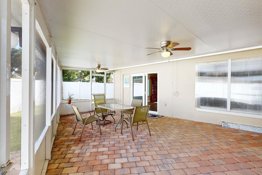 Welcome to this charming three-bedroom, two-bathroom - photo 31