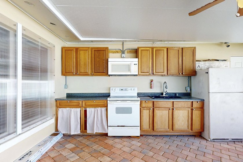 Welcome to this charming three-bedroom, two-bathroom - photo 32
