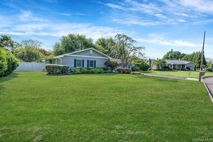 Spacious and well-maintained L-shaped ranch offering the perfect - photo 3