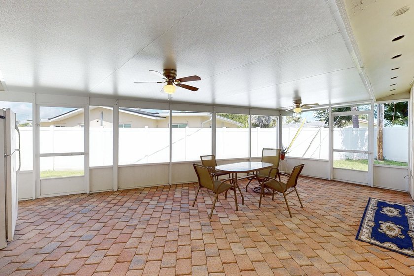 Welcome to this charming three-bedroom, two-bathroom - photo 34