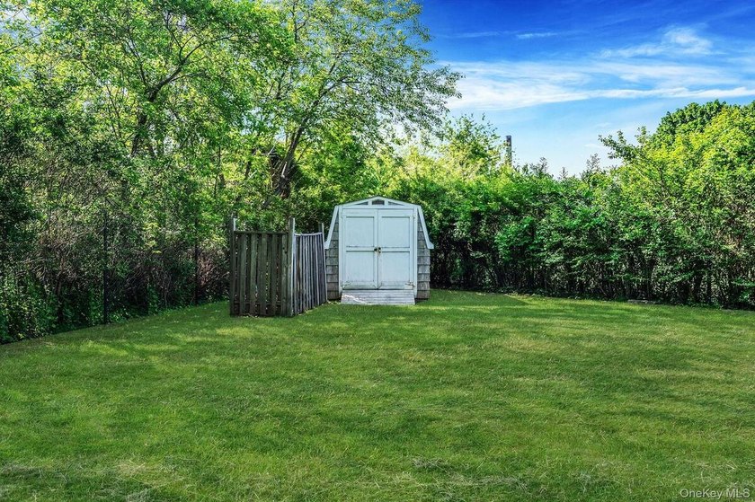 Spacious and well-maintained L-shaped ranch offering the perfect - photo 5