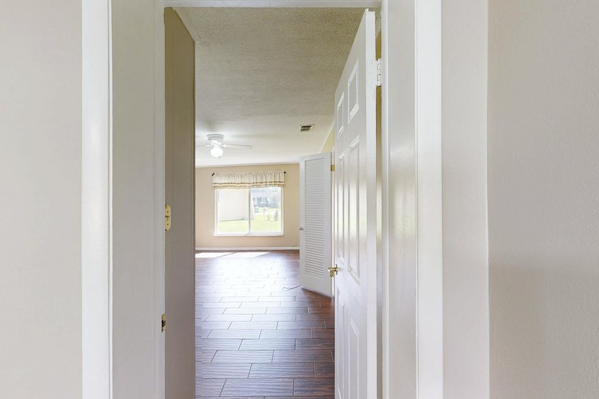 Welcome to this charming three-bedroom, two-bathroom - photo 35