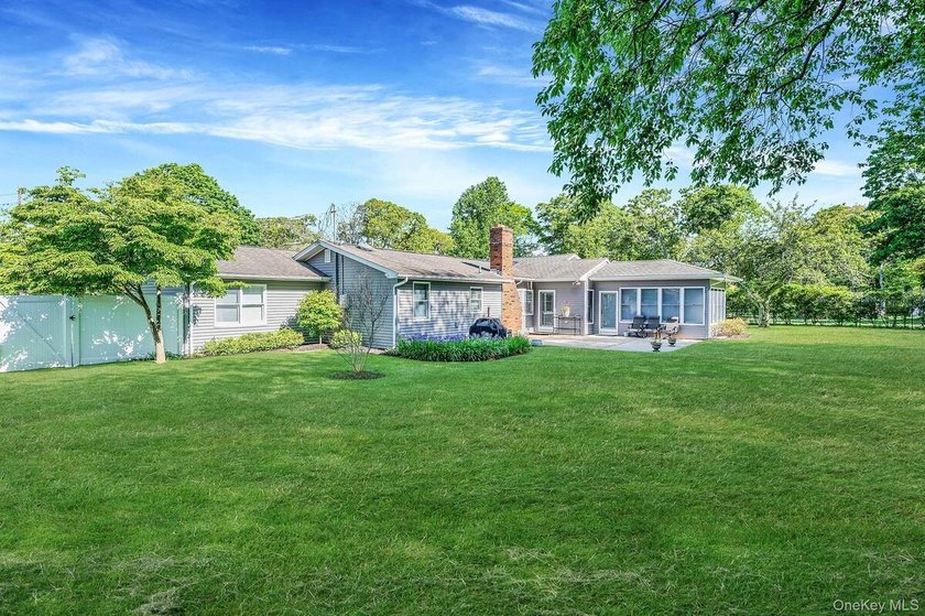 Spacious and well-maintained L-shaped ranch offering the perfect - photo 6