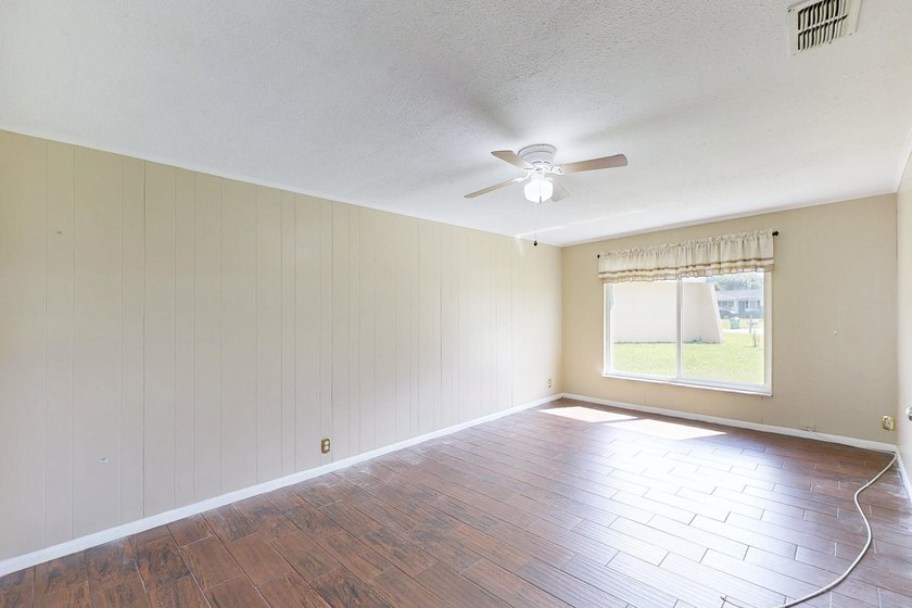 Welcome to this charming three-bedroom, two-bathroom - photo 36