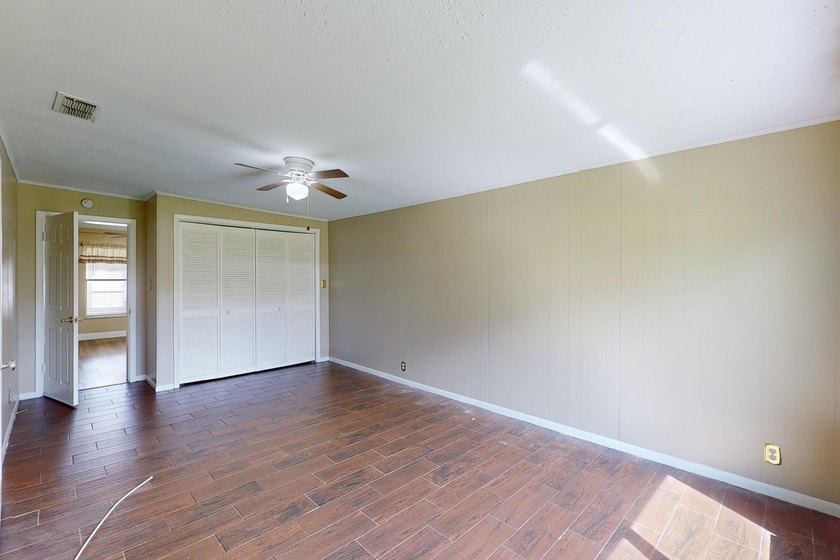 Welcome to this charming three-bedroom, two-bathroom - photo 37