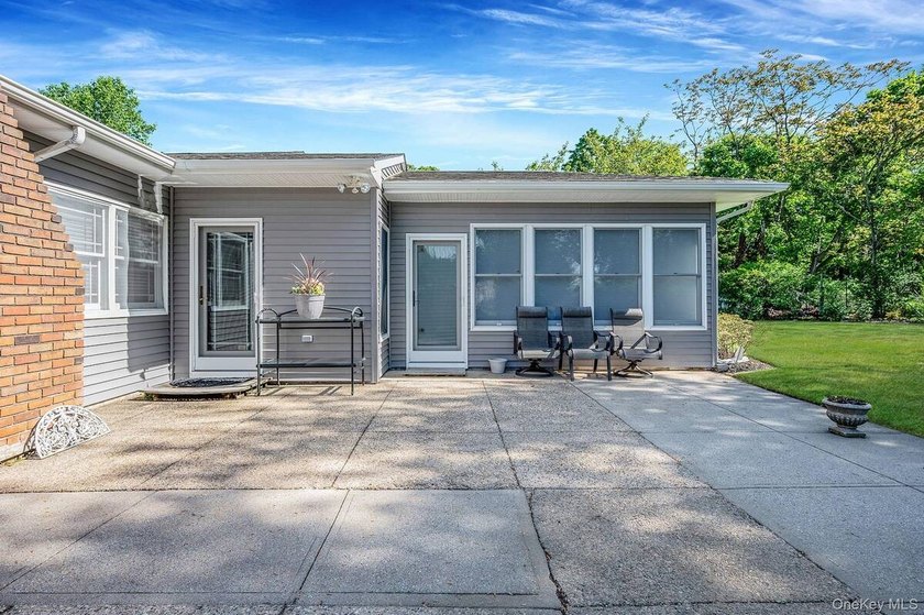 Spacious and well-maintained L-shaped ranch offering the perfect - photo 8