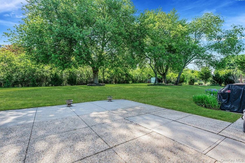 Spacious and well-maintained L-shaped ranch offering the perfect - photo 9
