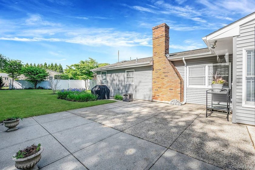 Spacious and well-maintained L-shaped ranch offering the perfect - photo 10