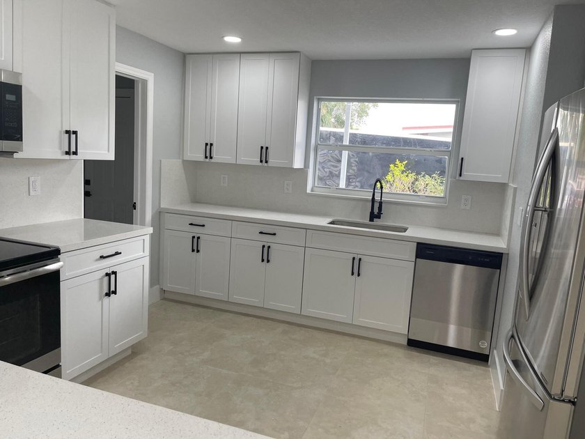 Welcome to this beautifully maintained 4-bedroom, 2-bathroom - photo 14
