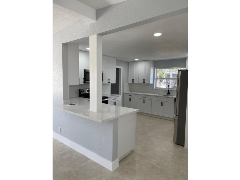 Welcome to this beautifully maintained 4-bedroom, 2-bathroom - photo 16