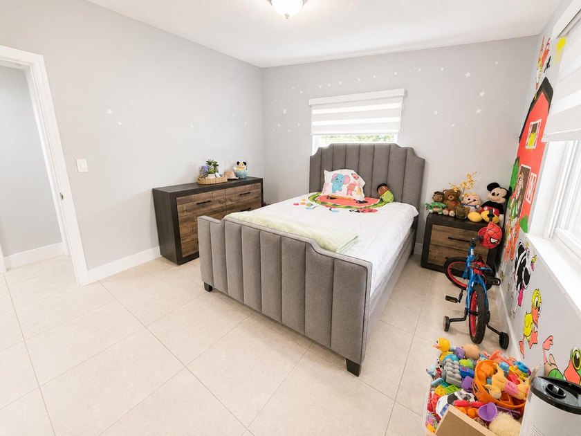 Welcome to this beautifully maintained 4-bedroom, 2-bathroom - photo 18