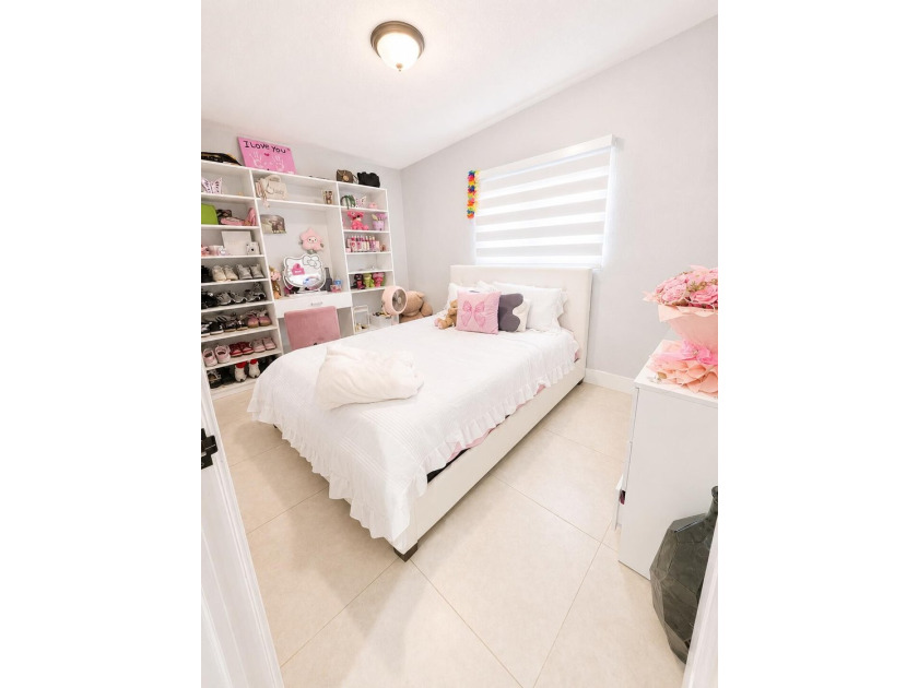 Welcome to this beautifully maintained 4-bedroom, 2-bathroom - photo 20