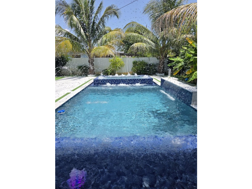 Welcome to this beautifully maintained 4-bedroom, 2-bathroom - photo 36