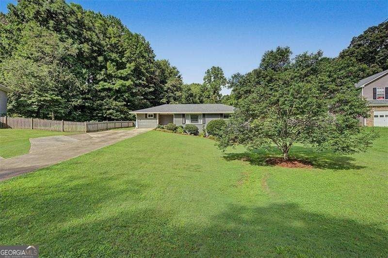 Step into this charming 4-bedroom, 2-bath brick beauty in Cobb - photo 2