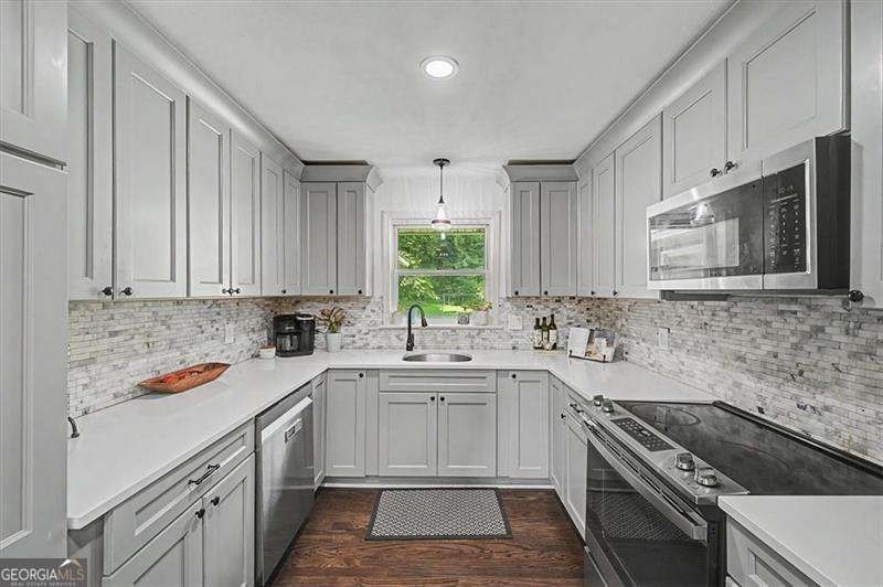 Step into this charming 4-bedroom, 2-bath brick beauty in Cobb - photo 7