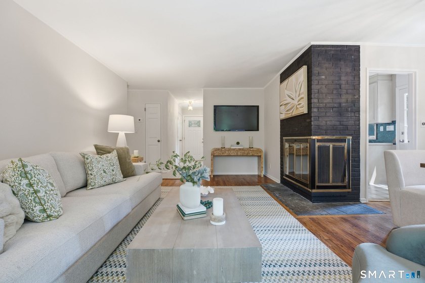 Welcome to this sun-drenched 3-bedroom, 2-bathroom ranch - photo 3