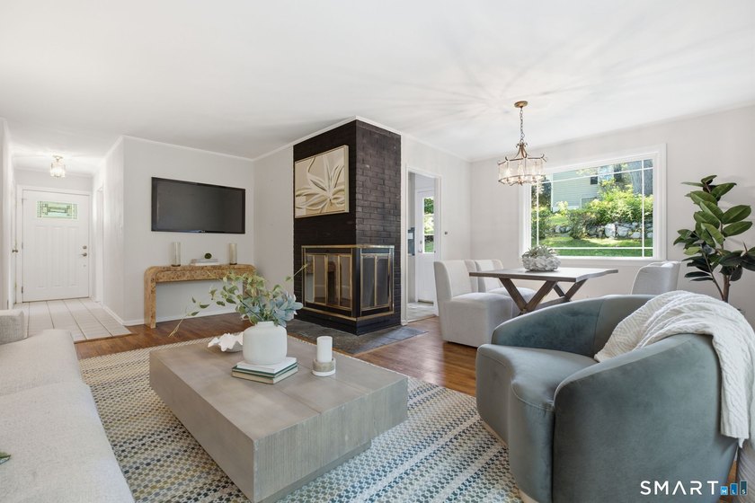 Welcome to this sun-drenched 3-bedroom, 2-bathroom ranch - photo 4