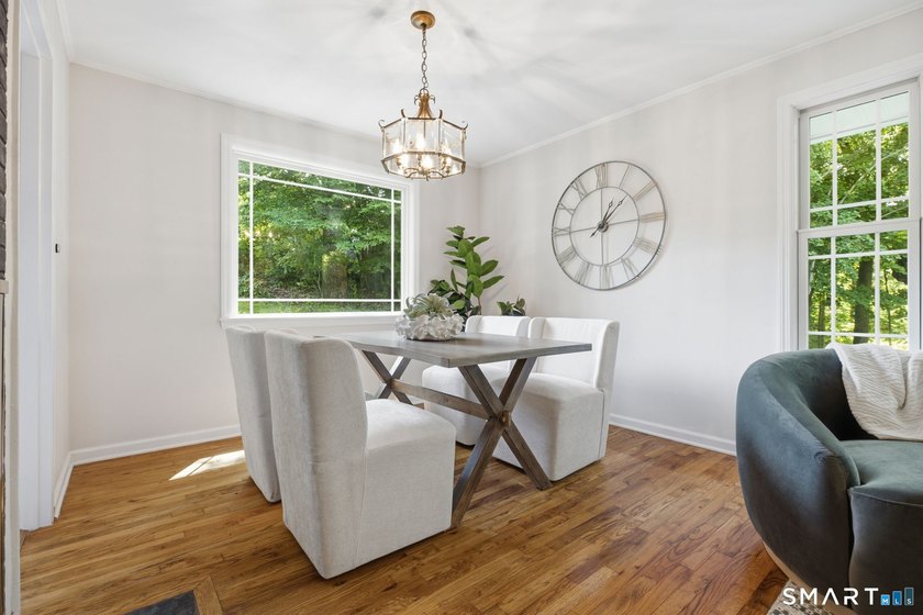Welcome to this sun-drenched 3-bedroom, 2-bathroom ranch - photo 5