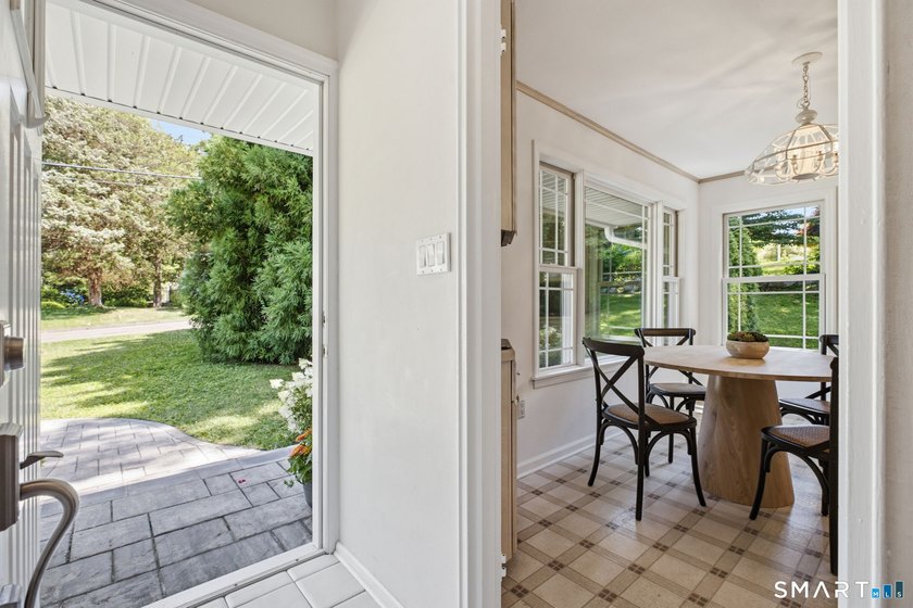 Welcome to this sun-drenched 3-bedroom, 2-bathroom ranch - photo 9
