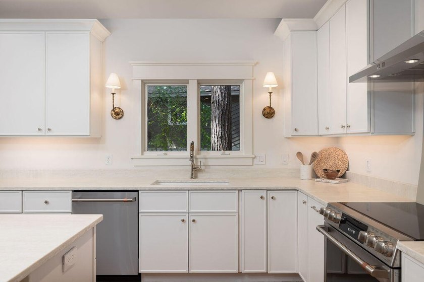 Thoughtfully renovated with a curated selection of designer - photo 15