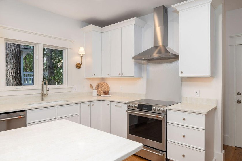 Thoughtfully renovated with a curated selection of designer - photo 17