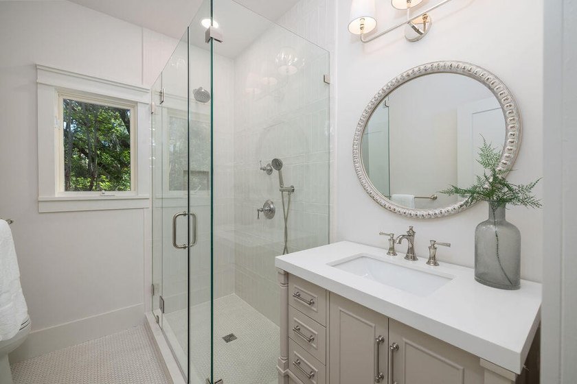 Thoughtfully renovated with a curated selection of designer - photo 26