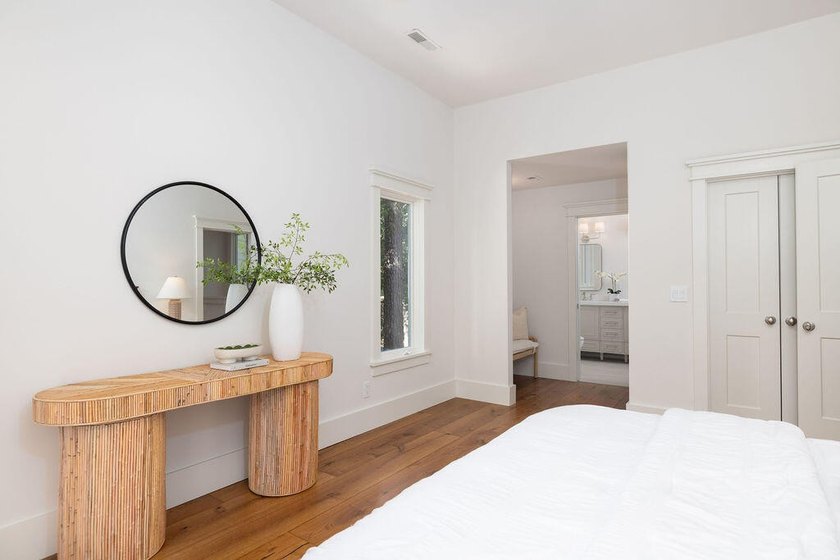 Thoughtfully renovated with a curated selection of designer - photo 31