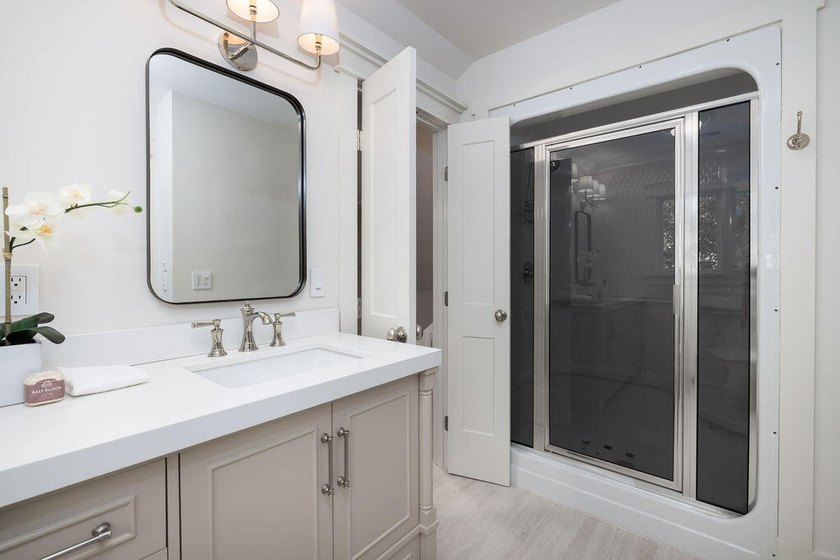 Thoughtfully renovated with a curated selection of designer - photo 33
