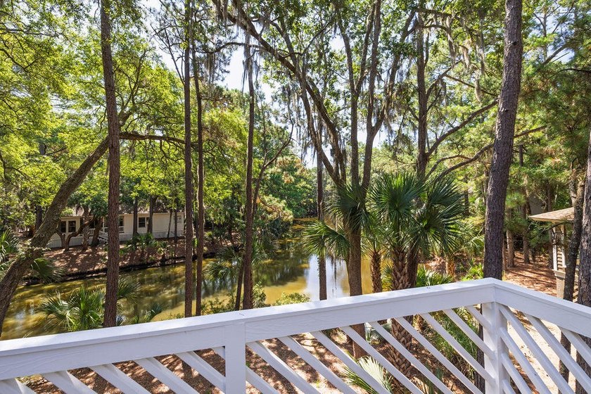 Thoughtfully renovated with a curated selection of designer - photo 36